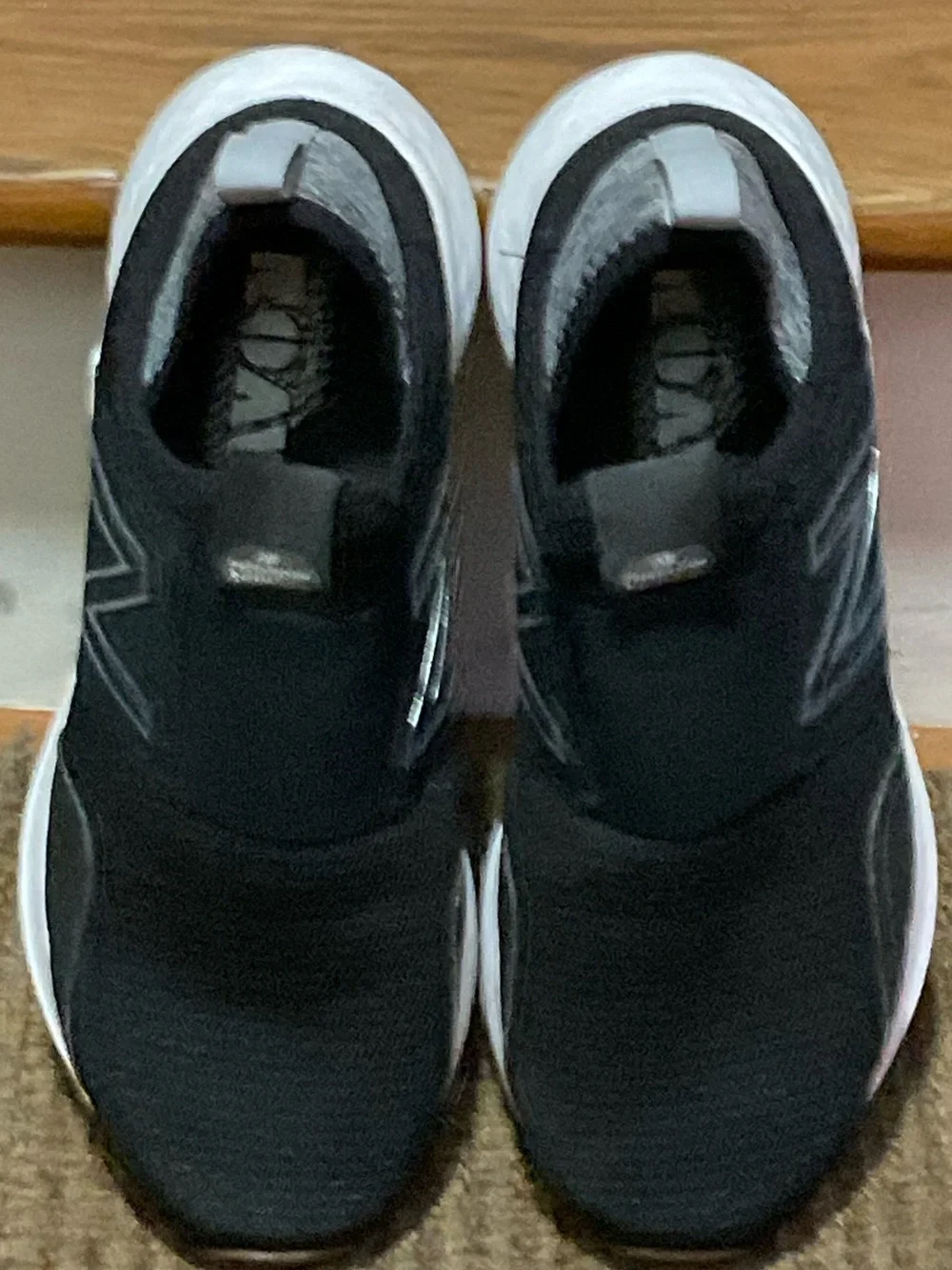 NEW BALANCE BLACK/WHITE ROAV DECON FRESH FOAM SNEAKER.LIKE NEW! MEN’S 10.